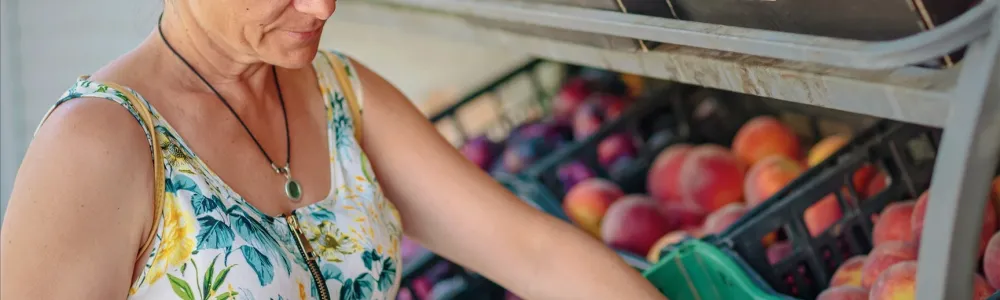 mature-woman-choosing-fruit-in-street-store-2026-01-08-23-22-09-utc