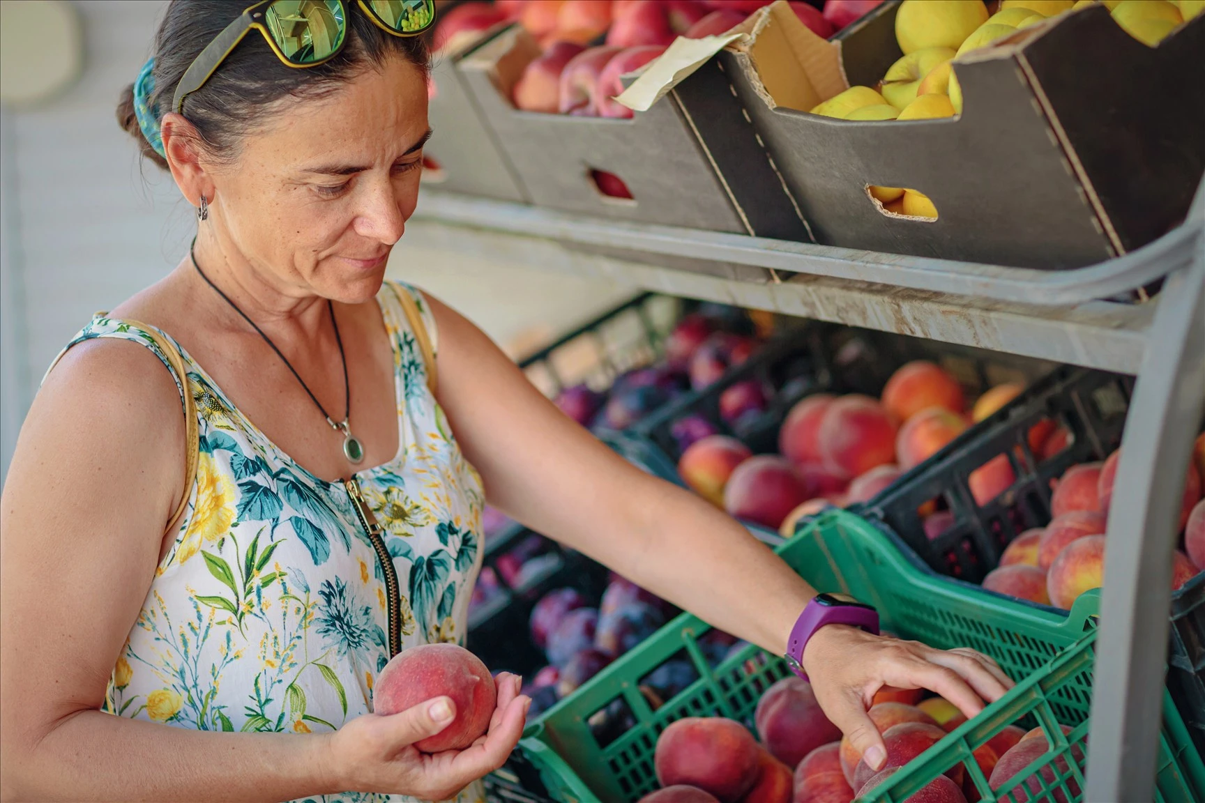mature-woman-choosing-fruit-in-street-store-2026-01-08-23-22-09-utc